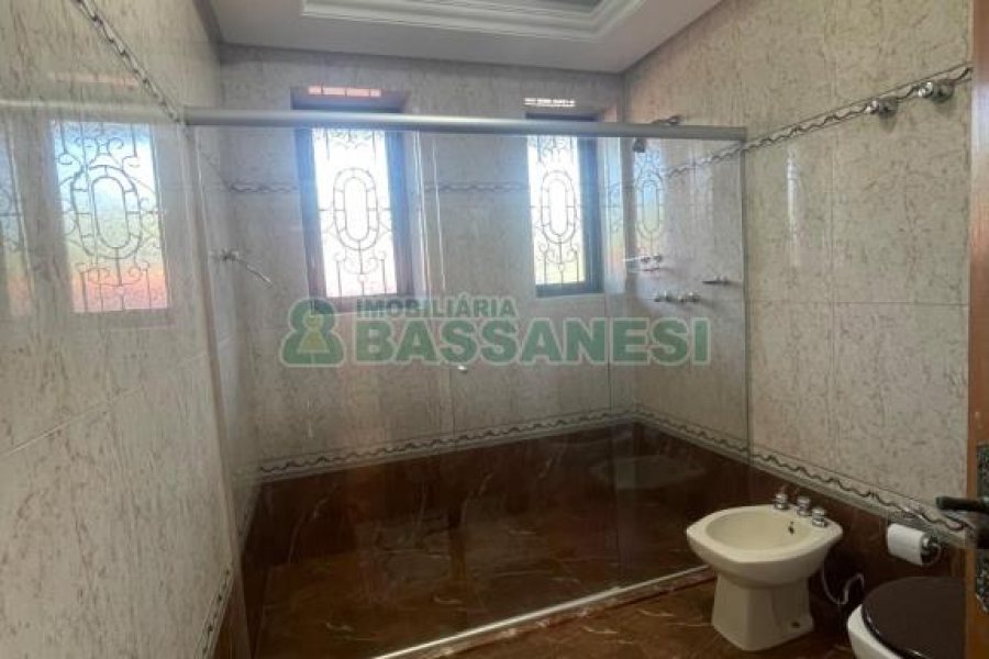 Casa, 5 dormitórios, 2 vagas, no bairro Cinqüentenário em Caxias do Sul para Comprar