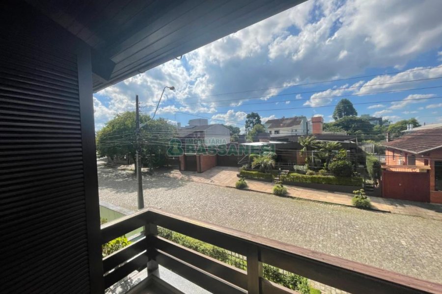 Casa, 5 dormitórios, 2 vagas, no bairro Cinqüentenário em Caxias do Sul para Comprar