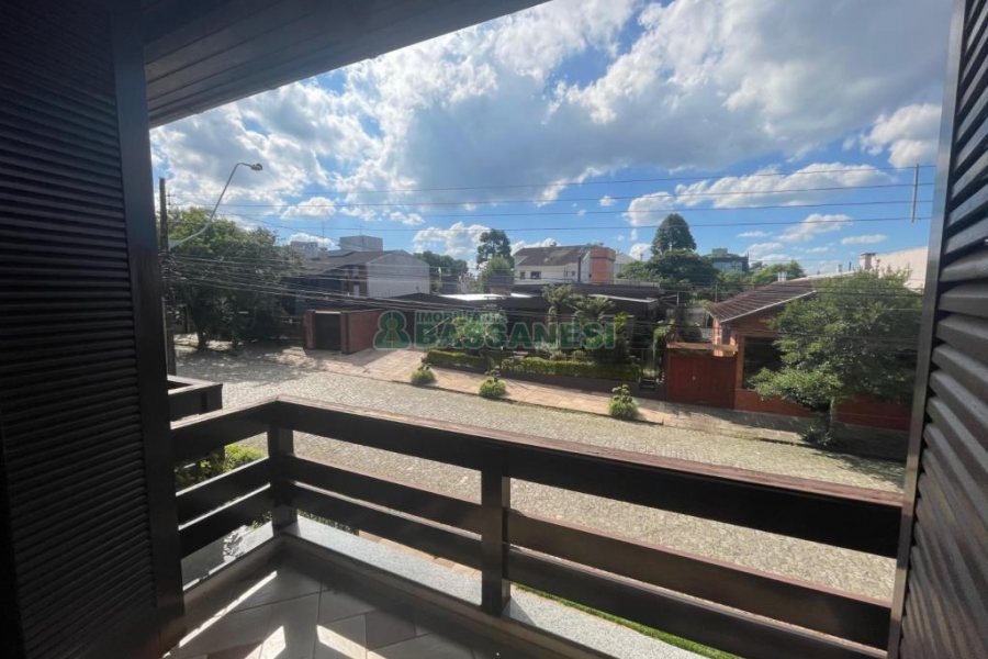 Casa, 5 dormitórios, 2 vagas, no bairro Cinqüentenário em Caxias do Sul para Comprar