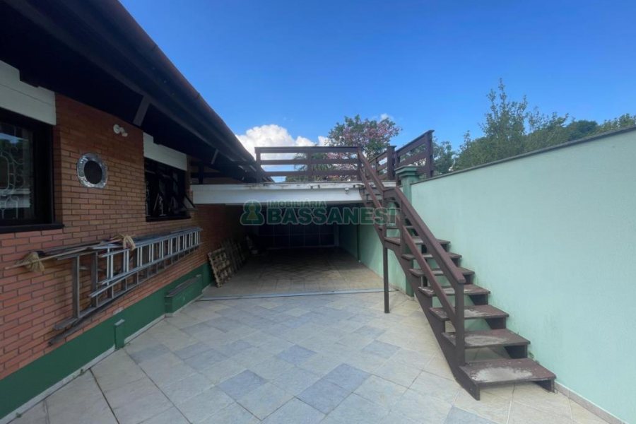 Casa, 5 dormitórios, 2 vagas, no bairro Cinqüentenário em Caxias do Sul para Comprar