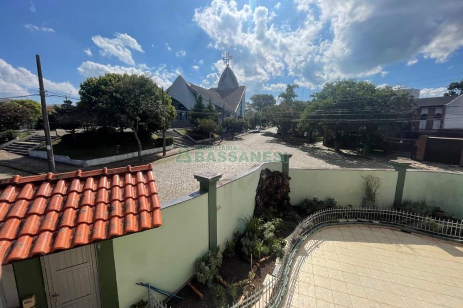 Casa, 5 dormitórios, 2 vagas, no bairro Cinqüentenário em Caxias do Sul para Comprar