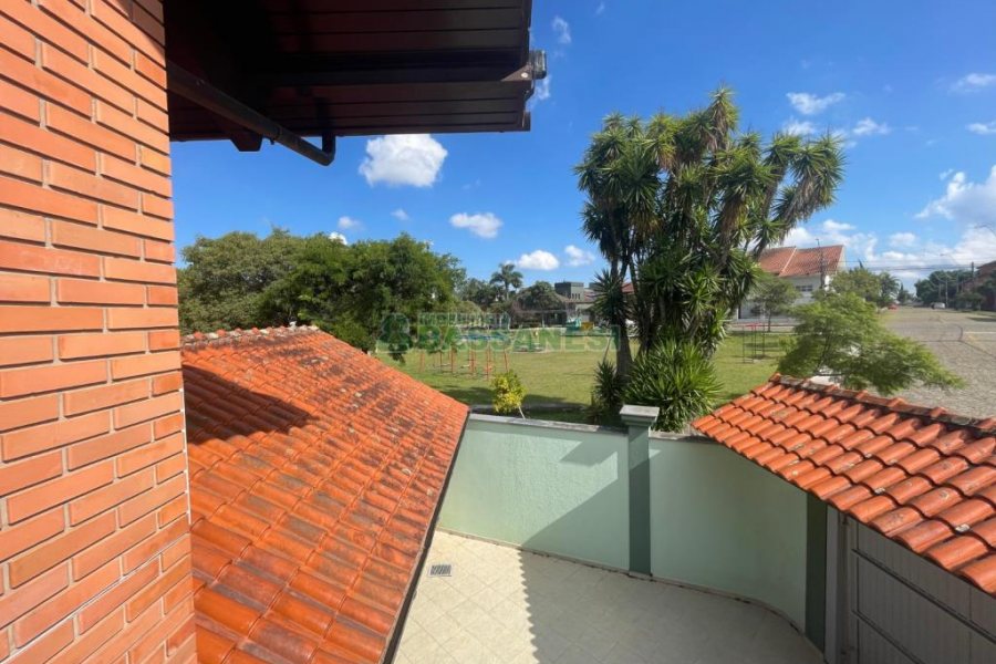 Casa, 5 dormitórios, 2 vagas, no bairro Cinqüentenário em Caxias do Sul para Comprar