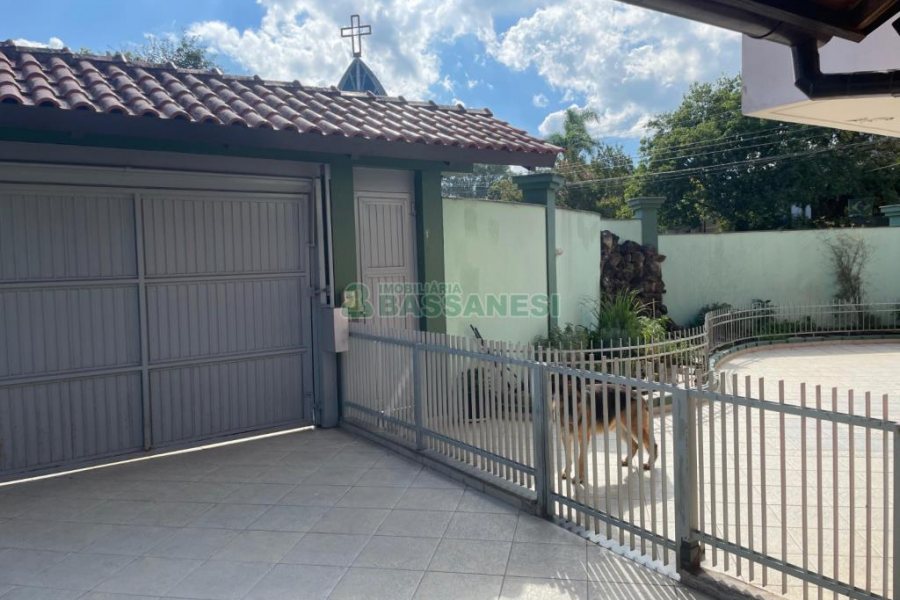 Casa, 5 dormitórios, 2 vagas, no bairro Cinqüentenário em Caxias do Sul para Comprar