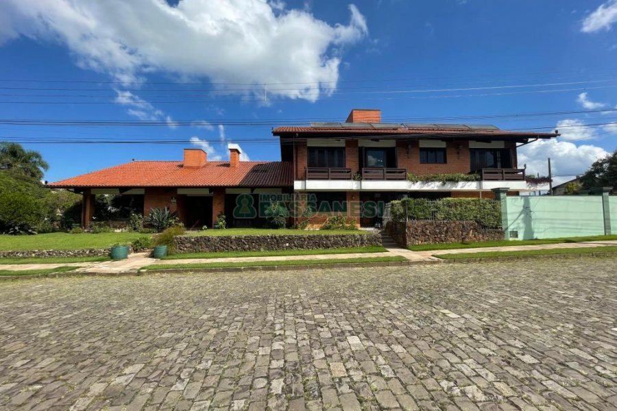 Casa, 5 dormitórios, 2 vagas, no bairro Cinqüentenário em Caxias do Sul para Comprar