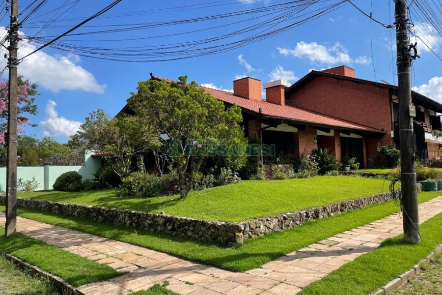 Casa, 5 dormitórios, 2 vagas, no bairro Cinqüentenário em Caxias do Sul para Comprar