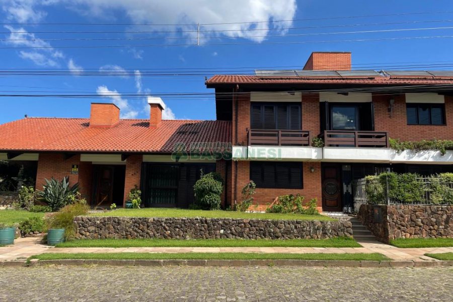 Casa, 5 dormitórios, 2 vagas, no bairro Cinqüentenário em Caxias do Sul para Comprar