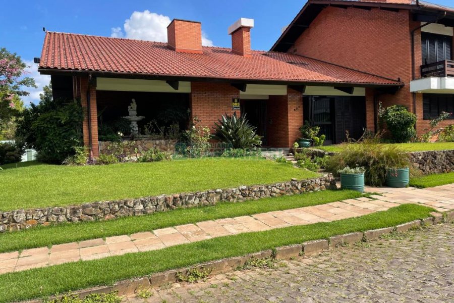 Casa, 5 dormitórios, 2 vagas, no bairro Cinqüentenário em Caxias do Sul para Comprar