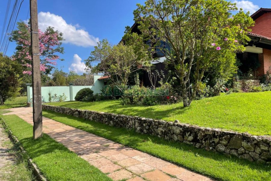 Casa, 5 dormitórios, 2 vagas, no bairro Cinqüentenário em Caxias do Sul para Comprar