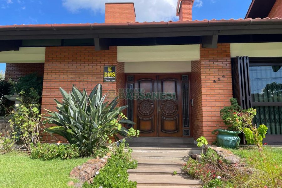 Casa, 5 dormitórios, 2 vagas, no bairro Cinqüentenário em Caxias do Sul para Comprar