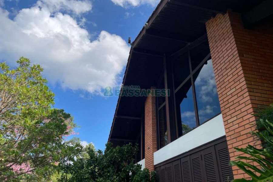 Casa, 5 dormitórios, 2 vagas, no bairro Cinqüentenário em Caxias do Sul para Comprar