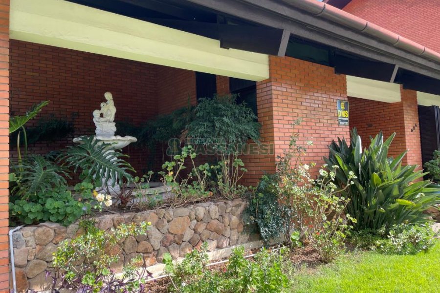 Casa, 5 dormitórios, 2 vagas, no bairro Cinqüentenário em Caxias do Sul para Comprar