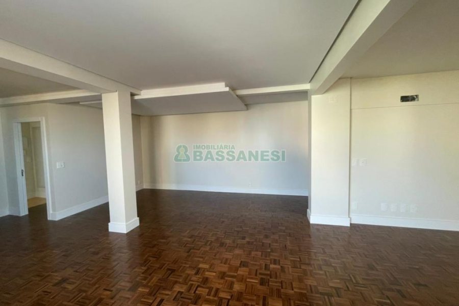 Apartamento com 200m², 3 dormitórios, 1 vaga, no bairro Centro em Caxias do Sul para Comprar