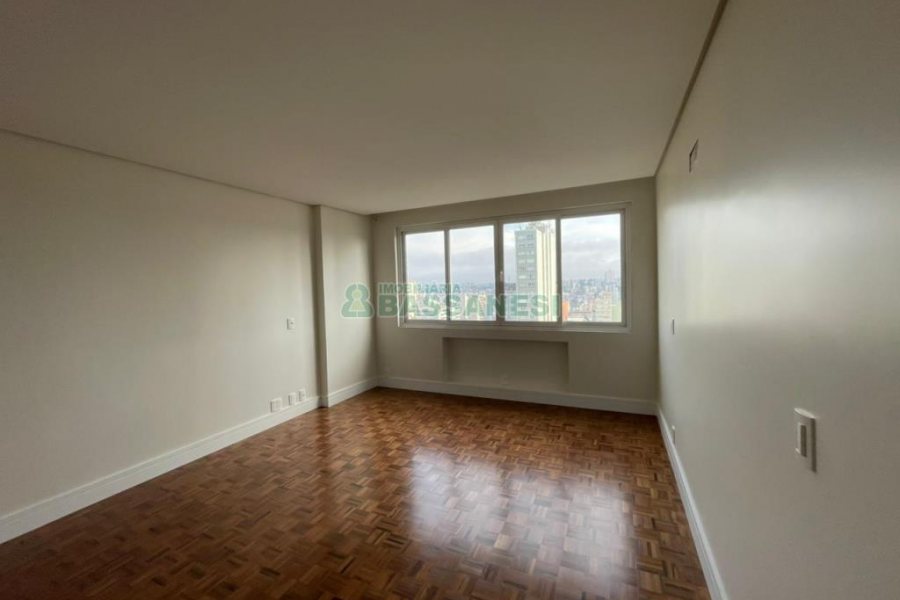 Apartamento com 200m², 3 dormitórios, 1 vaga, no bairro Centro em Caxias do Sul para Comprar