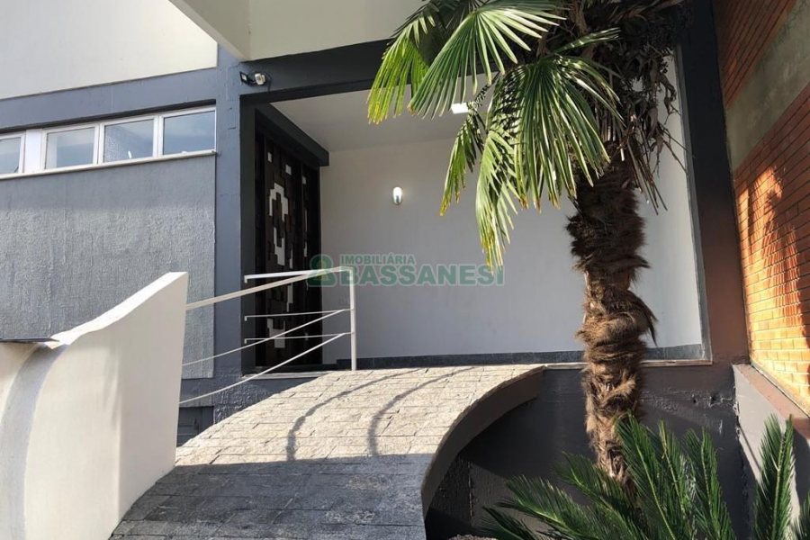 Casa com 598m², 5 dormitórios, 4 vagas, no bairro Cinqüentenário em Caxias do Sul para Comprar