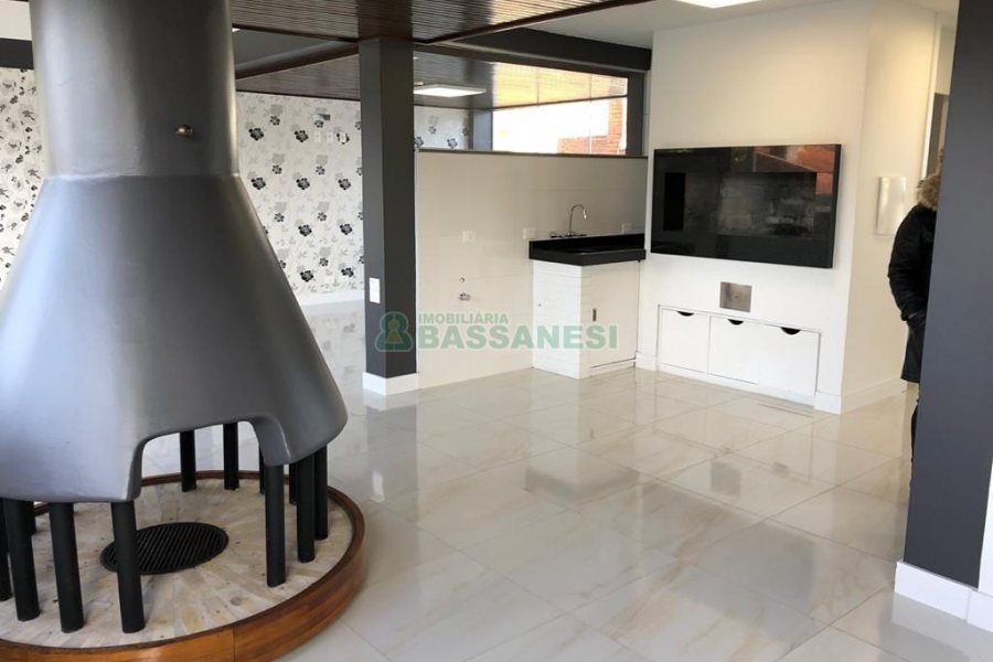 Casa com 598m², 5 dormitórios, 4 vagas, no bairro Cinqüentenário em Caxias do Sul para Comprar