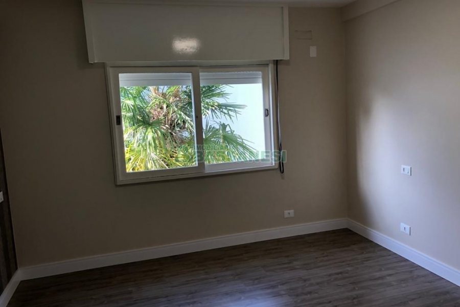 Casa com 598m², 5 dormitórios, 4 vagas, no bairro Cinqüentenário em Caxias do Sul para Comprar