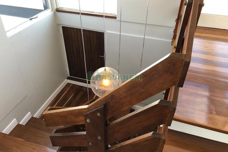 Casa com 598m², 5 dormitórios, 4 vagas, no bairro Cinqüentenário em Caxias do Sul para Comprar