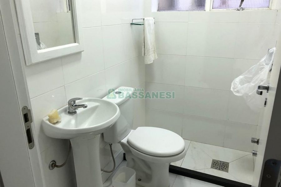Casa com 598m², 5 dormitórios, 4 vagas, no bairro Cinqüentenário em Caxias do Sul para Comprar