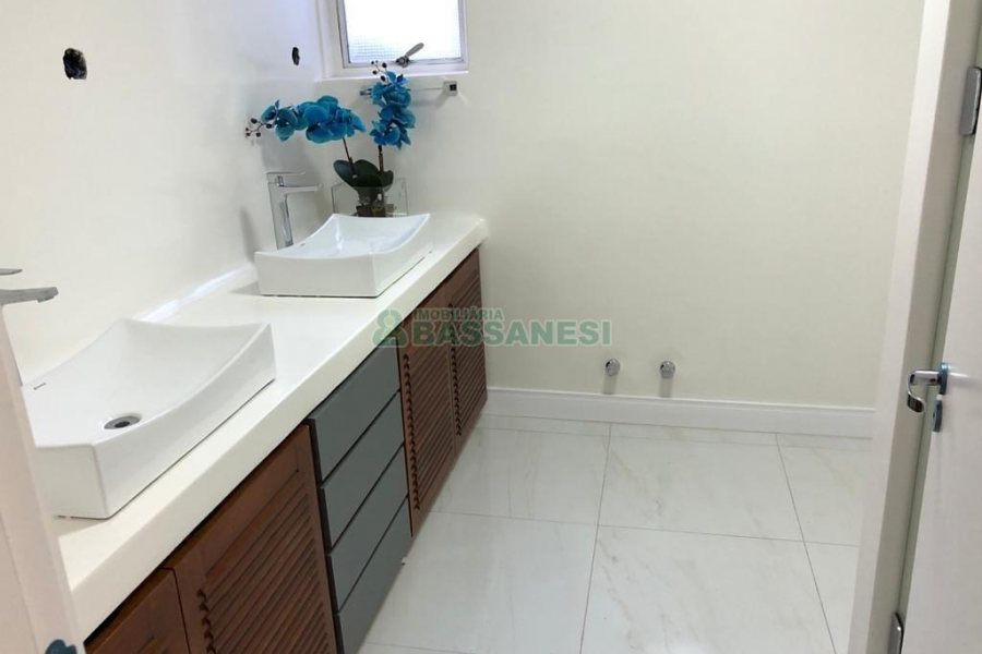 Casa com 598m², 5 dormitórios, 4 vagas, no bairro Cinqüentenário em Caxias do Sul para Comprar