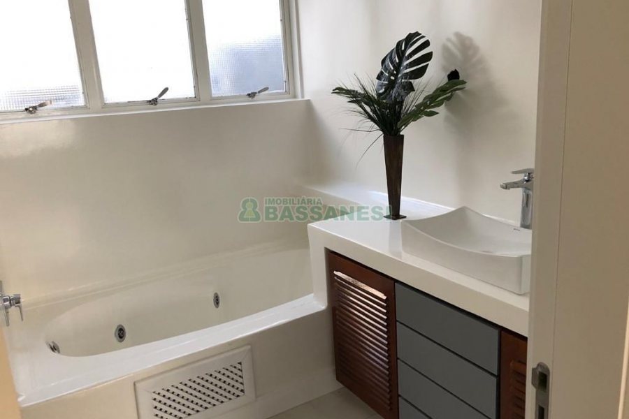Casa com 598m², 5 dormitórios, 4 vagas, no bairro Cinqüentenário em Caxias do Sul para Comprar