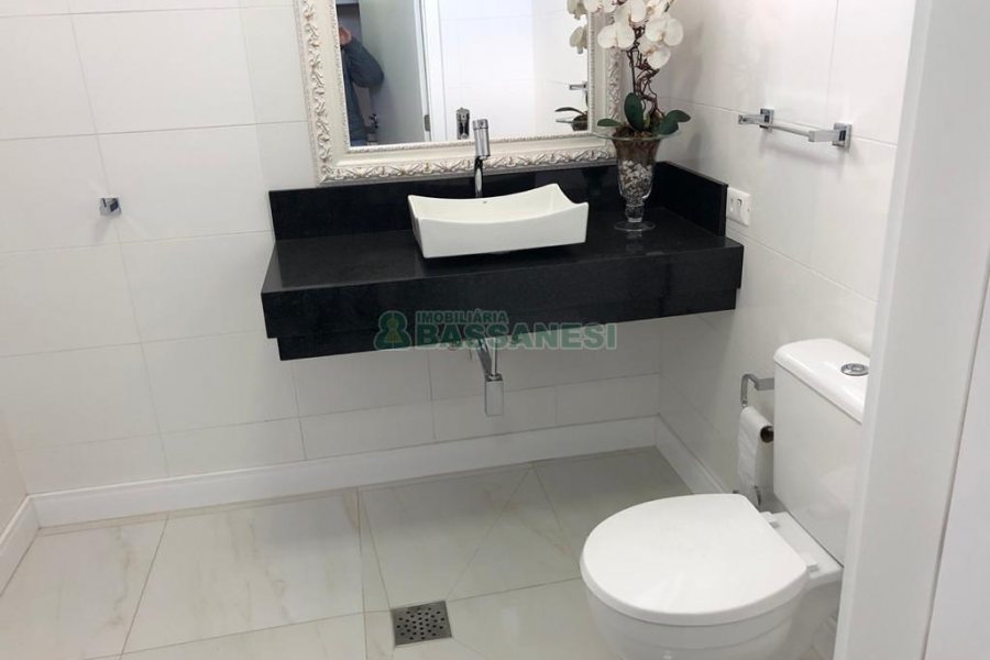 Casa com 598m², 5 dormitórios, 4 vagas, no bairro Cinqüentenário em Caxias do Sul para Comprar