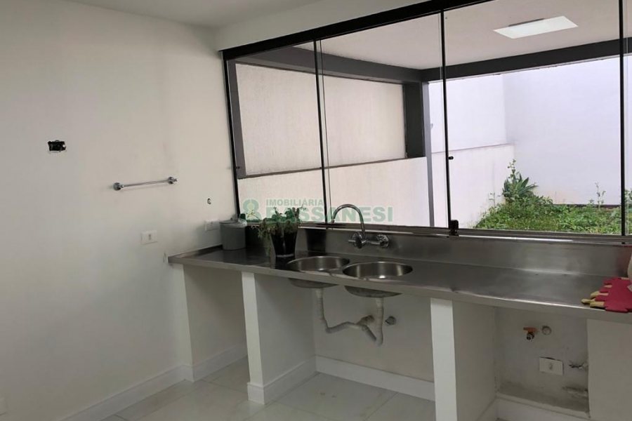 Casa com 598m², 5 dormitórios, 4 vagas, no bairro Cinqüentenário em Caxias do Sul para Comprar