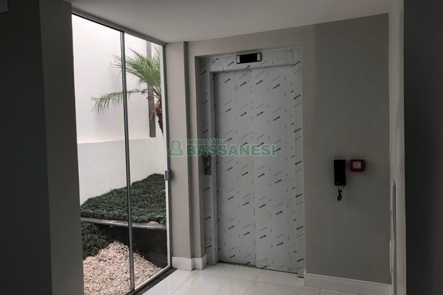 Casa com 598m², 5 dormitórios, 4 vagas, no bairro Cinqüentenário em Caxias do Sul para Comprar