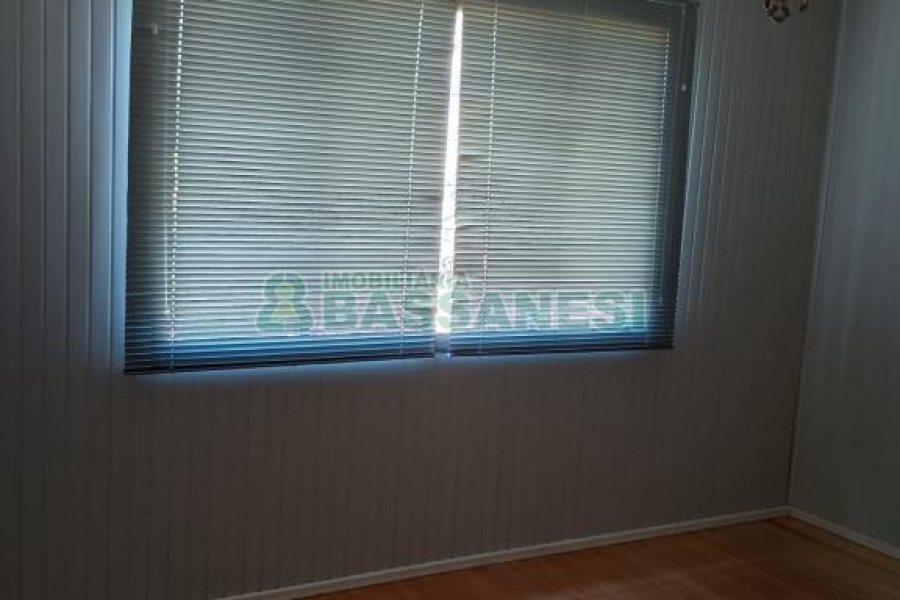 Casa com 195m², 3 dormitórios, 2 vagas, no bairro Galópolis em Caxias do Sul para Alugar