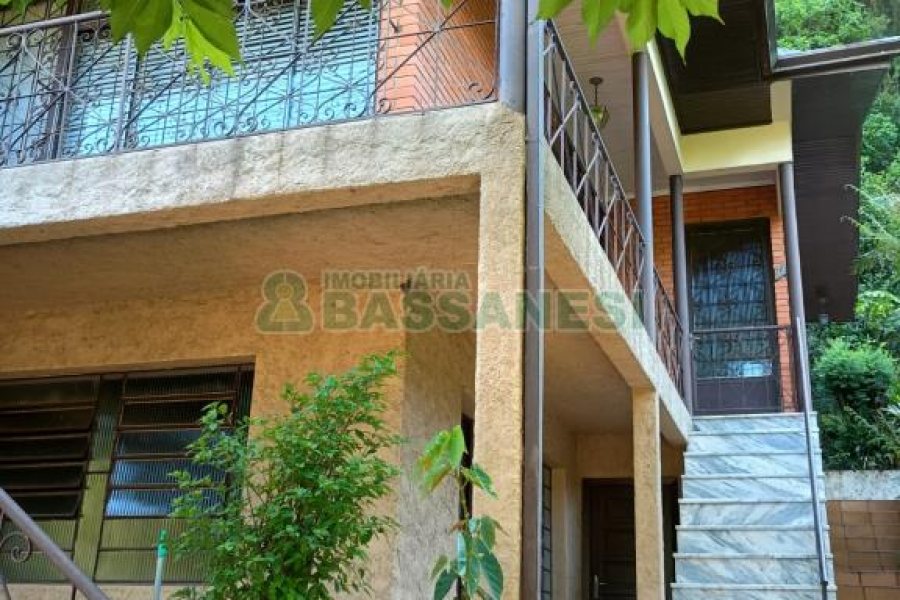 Casa com 195m², 3 dormitórios, 2 vagas, no bairro Galópolis em Caxias do Sul para Alugar