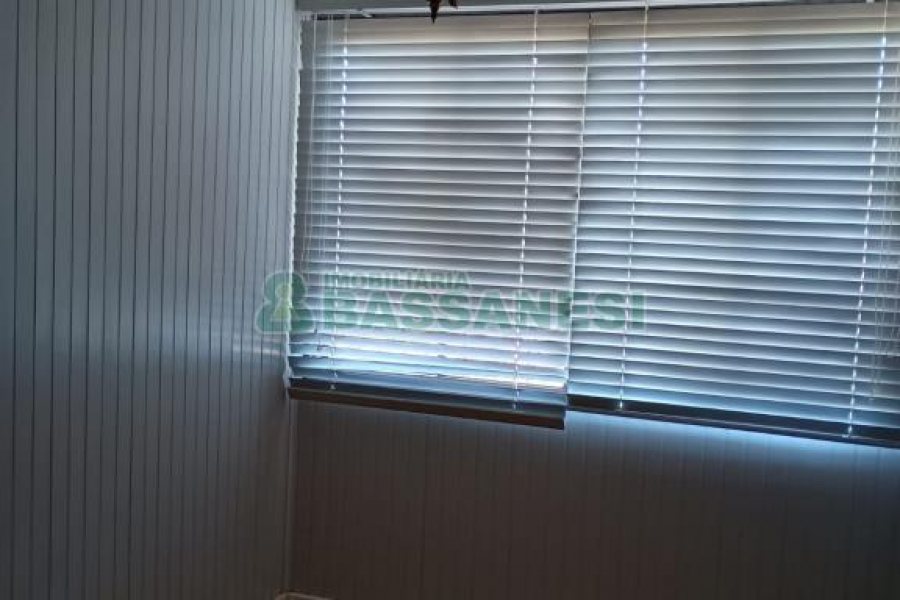 Casa com 195m², 3 dormitórios, 2 vagas, no bairro Galópolis em Caxias do Sul para Alugar