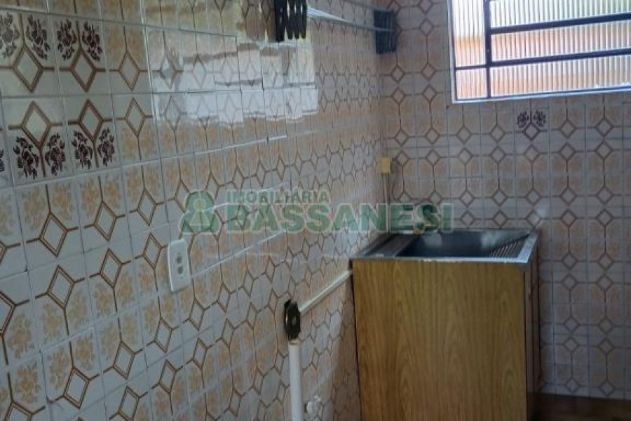 Casa com 195m², 3 dormitórios, 2 vagas, no bairro Galópolis em Caxias do Sul para Alugar