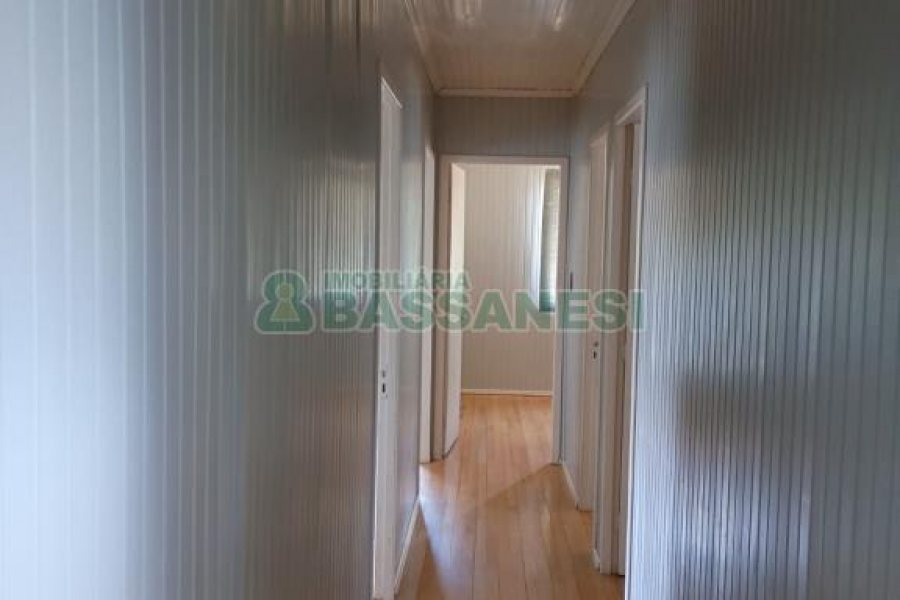 Casa com 195m², 3 dormitórios, 2 vagas, no bairro Galópolis em Caxias do Sul para Alugar