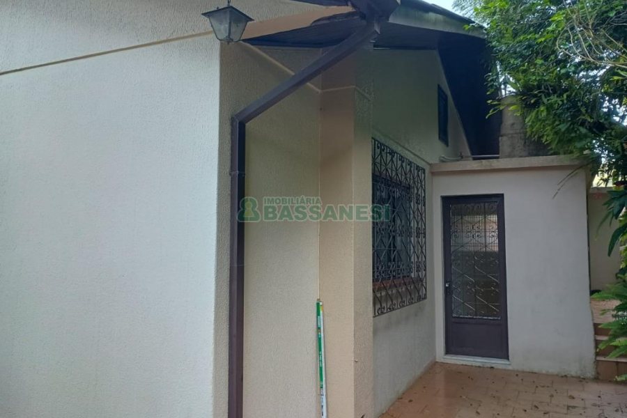 Casa com 195m², 3 dormitórios, 2 vagas, no bairro Galópolis em Caxias do Sul para Alugar