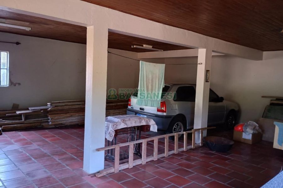 Casa com 195m², 3 dormitórios, 2 vagas, no bairro Galópolis em Caxias do Sul para Alugar