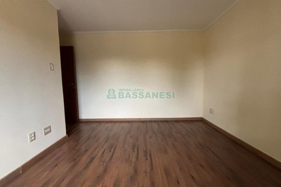 Casa com 250m², 3 dormitórios, 5 vagas, no bairro Jardim América em Caxias do Sul para Alugar