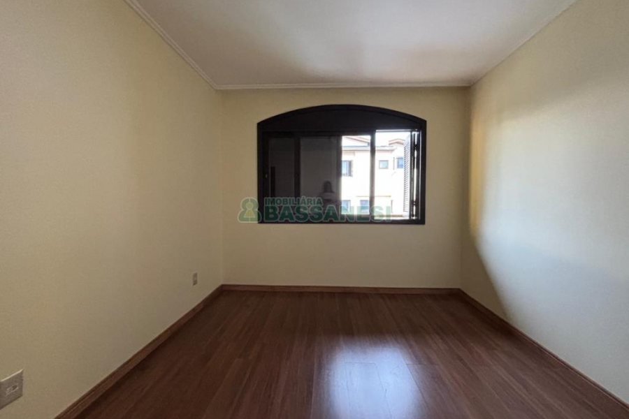 Casa com 250m², 3 dormitórios, 5 vagas, no bairro Jardim América em Caxias do Sul para Alugar
