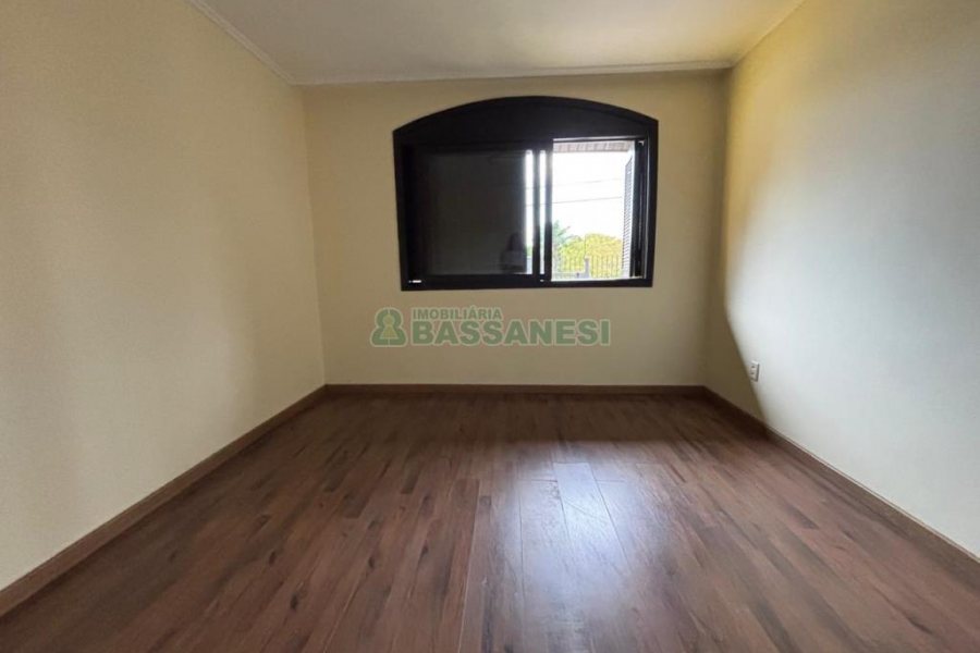 Casa com 250m², 3 dormitórios, 5 vagas, no bairro Jardim América em Caxias do Sul para Alugar