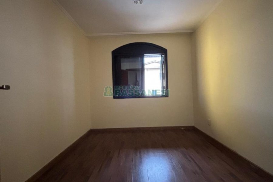Casa com 250m², 3 dormitórios, 5 vagas, no bairro Jardim América em Caxias do Sul para Alugar