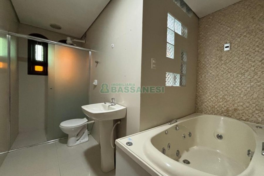 Casa com 250m², 3 dormitórios, 5 vagas, no bairro Jardim América em Caxias do Sul para Alugar