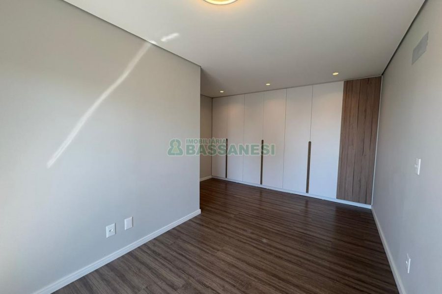 Apartamento com 110m², 3 dormitórios, 2 vagas, no bairro Petrópolis em Caxias do Sul para Comprar