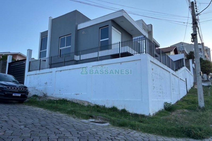 Casa com 160m², 3 dormitórios, no bairro Charqueadas em Caxias do Sul para Alugar