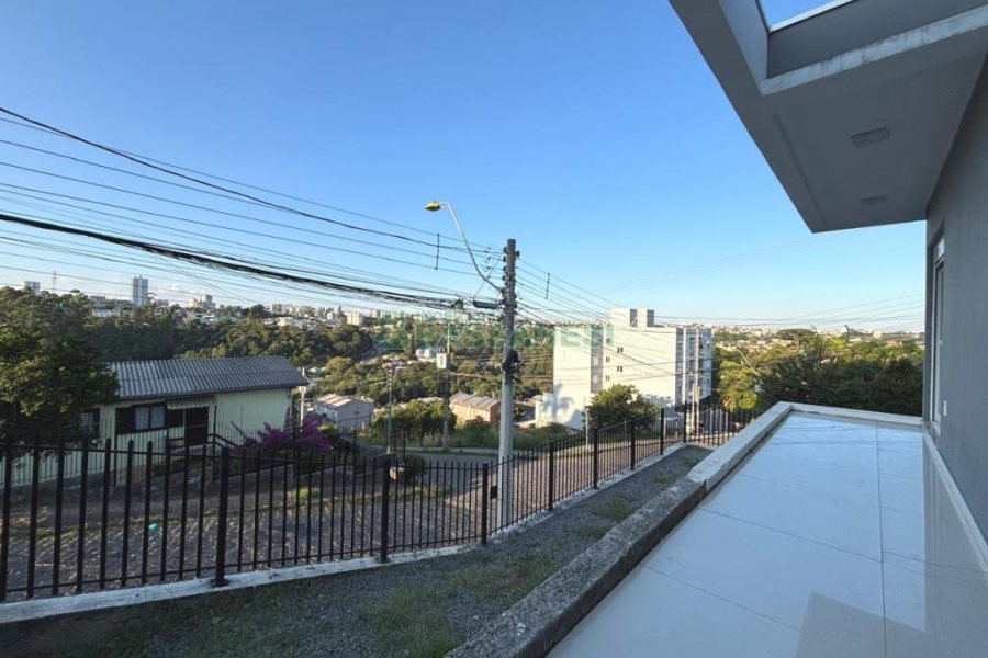 Casa com 160m², 3 dormitórios, no bairro Charqueadas em Caxias do Sul para Alugar