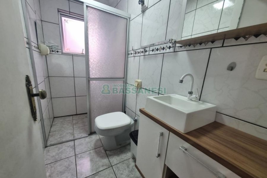 Casa com 150m², 3 dormitórios, 2 vagas, no bairro Planalto em Caxias do Sul para Alugar