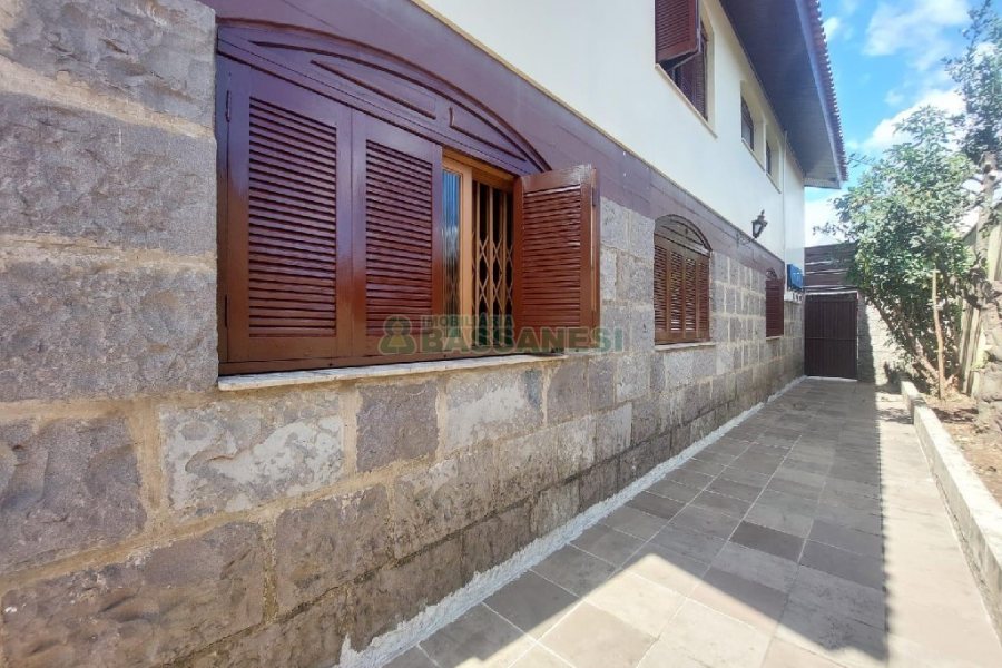 Casa Comercial com 280m², 3 dormitórios, 2 vagas, no bairro Cinqüentenário em Caxias do Sul para Alugar