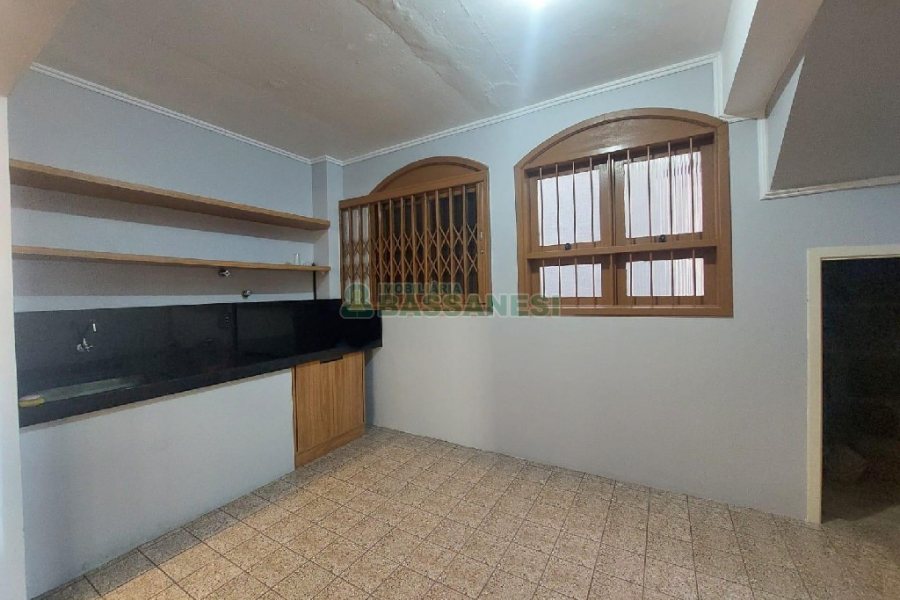 Casa Comercial com 280m², 3 dormitórios, 2 vagas, no bairro Cinqüentenário em Caxias do Sul para Alugar
