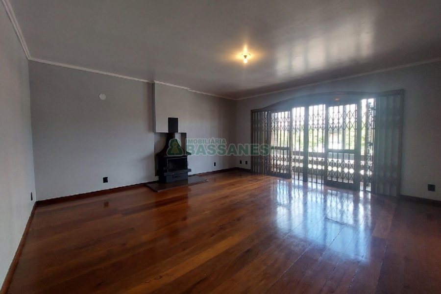 Casa Comercial com 280m², 3 dormitórios, 2 vagas, no bairro Cinqüentenário em Caxias do Sul para Alugar