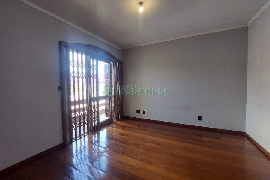 Casa Comercial com 280m², 3 dormitórios, 2 vagas, no bairro Cinqüentenário em Caxias do Sul para Alugar
