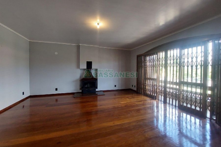 Casa Comercial com 280m², 3 dormitórios, 2 vagas, no bairro Cinqüentenário em Caxias do Sul para Alugar