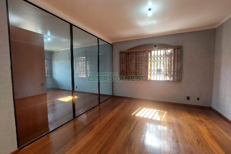 Casa Comercial com 280m², 3 dormitórios, 2 vagas, no bairro Cinqüentenário em Caxias do Sul para Alugar