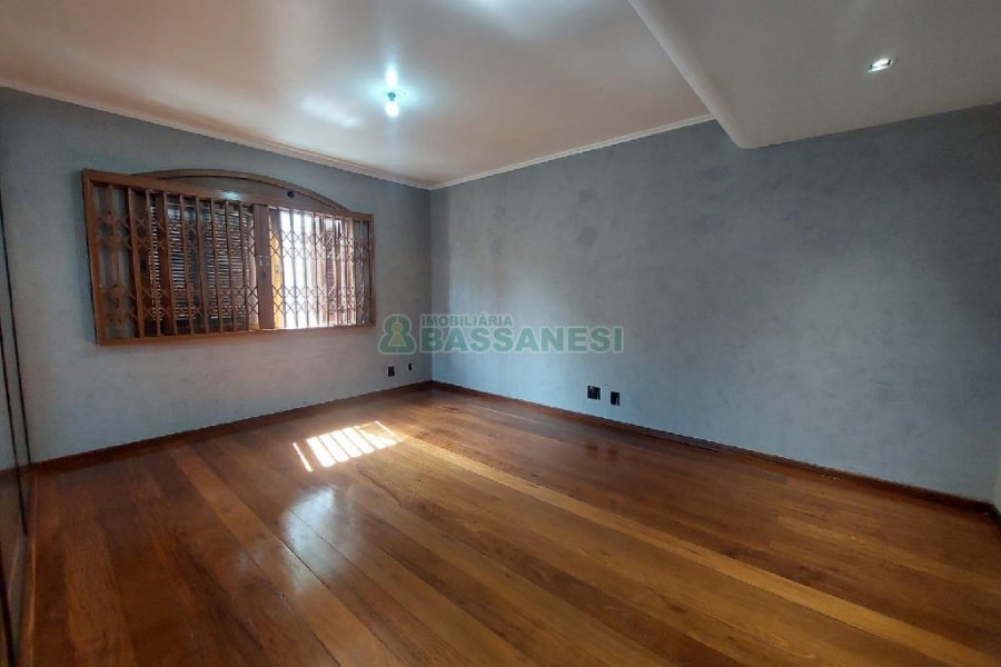 Casa Comercial com 280m², 3 dormitórios, 2 vagas, no bairro Cinqüentenário em Caxias do Sul para Alugar